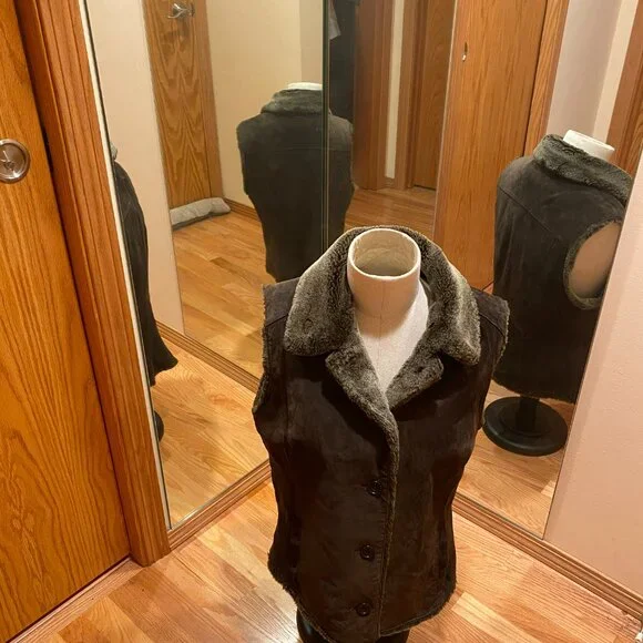 Eddie Bauer Seattle Suede Vest with Faux Fur collar and lining. Brown. Large - Picture 3 of 8